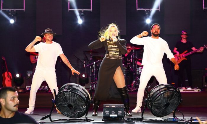 Manavgat Barış Suyu Festivalinde Hadise Rüzgarı