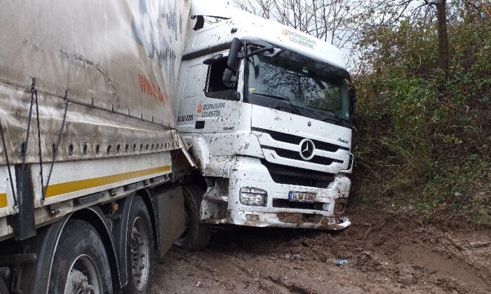 İkiye Bölünen Tırdan Yara Almadan Kurtuldu