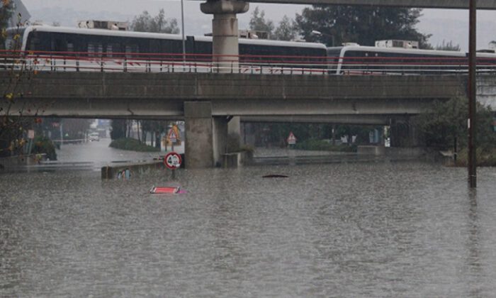 İzmir’de yoğun yağış aracı suya gömdü