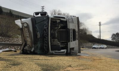 Tavuk Yemi Yüklü Tır Yan Yattı, Otoban Trafiğe Kapandı