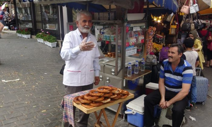 İhtiyaç Sahiplerine Ve Şehit Yakınlarına Ücretsiz Simit