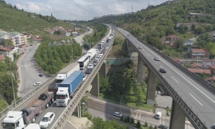 TEM otoyolunda 7 kilometre araç kuyruğu oluştu