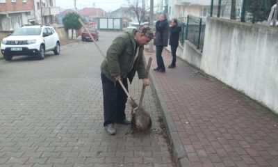 Oturduğu caddeyi her gün temizliyor