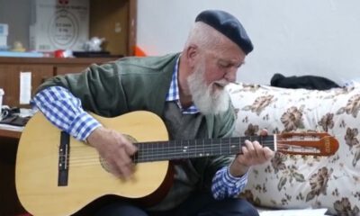 73 yaşındaki gitaristten “Evde kal Türkiye” şarkısı