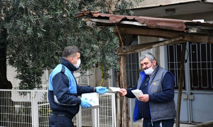  İznik’te kapı kapı maske dağıtılıyor