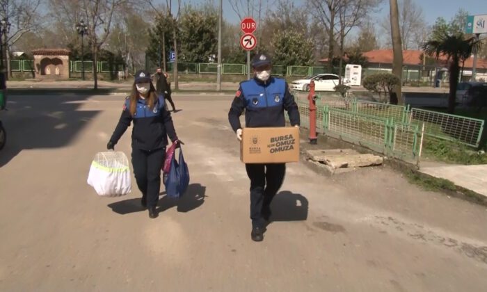 Evde kalan yaşlı kadın isteği ile belediye ekiplerini şok etti