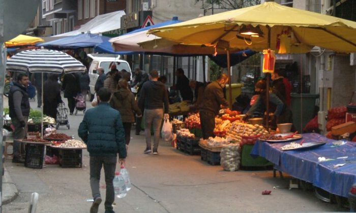 Bursa semt pazarlarında sosyal mesafe tehlikesi