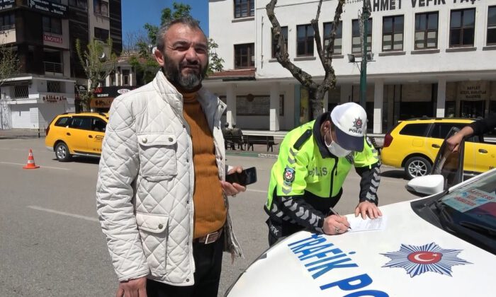 İkinci sokağa çıkma cezasını yedi, tutanağı yırtıp yere attı