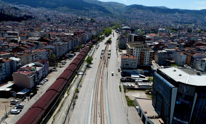 Bursa trafiğinin en yoğun yaşandığı caddeler bomboş kaldı