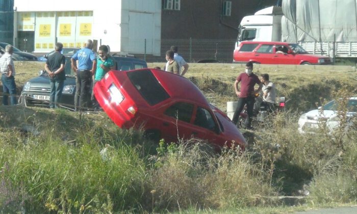 Başkasına yol vermek isterken dereye uçuyordu