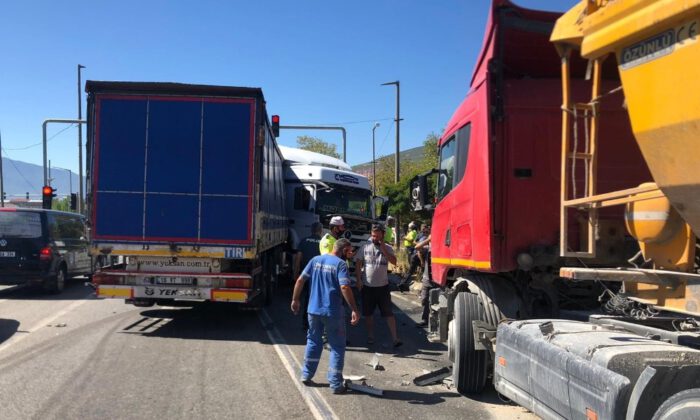 Tırların karıştığı zincirleme kazada faciadan dönüldü: 1 yaralı