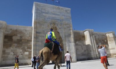 TransAnatolia Rally yarışçıları develerle renkli görüntüler oluşturdu