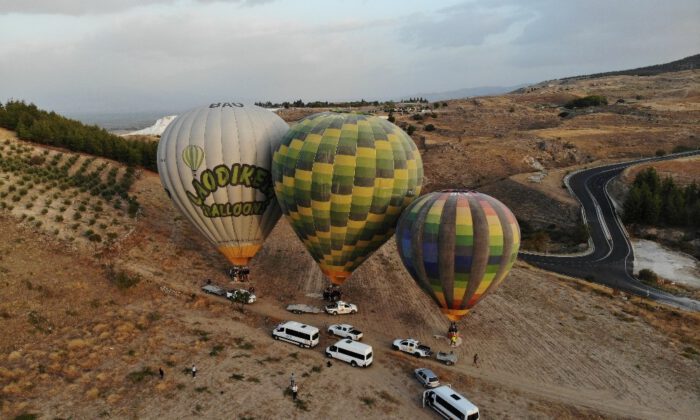 Pamukkale’de balon uçuşlarına Rus turistlerden ilgi