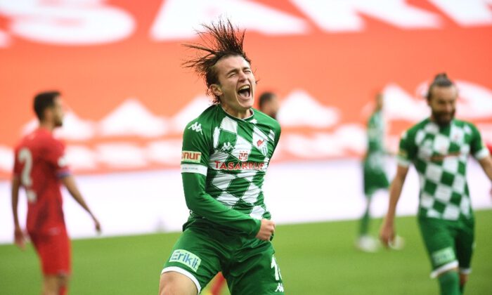 Bursaspor’un genç futbolcusu Ali Akman TFF 1. Lig’in zirvesinde