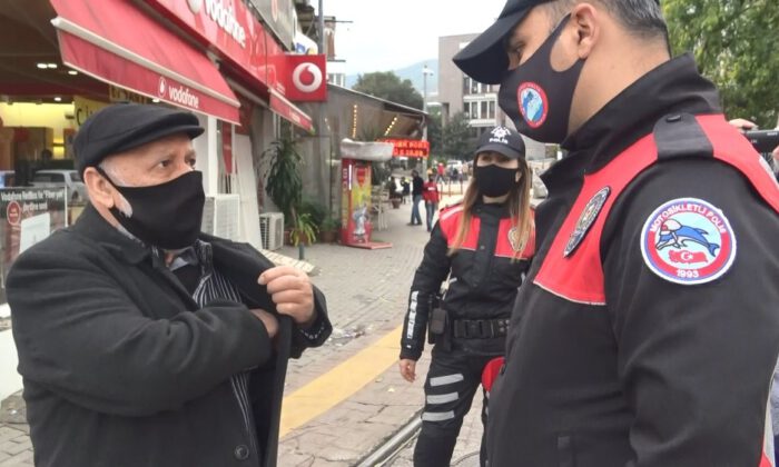 Yasak saati dışarı çıktı, polis konuşmasıyla herkesi şaşırttı