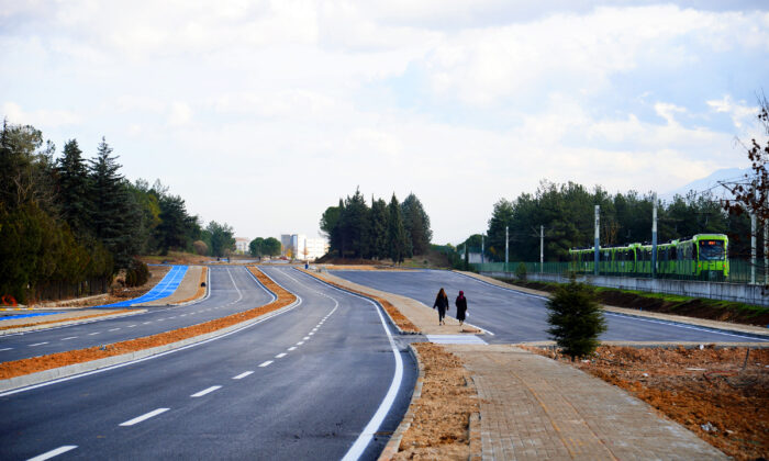 Üniversitenin yenilenen yolu trafiğe açılıyor