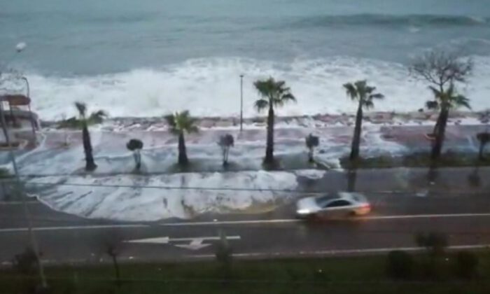 Ordu’da dev dalgalar karayoluna ulaştı