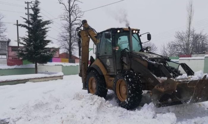 Okul yolları kardan temizlendi