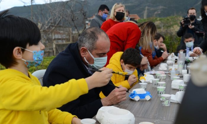 Başkan Sertaslan özel çocuklarla saksı boyadı