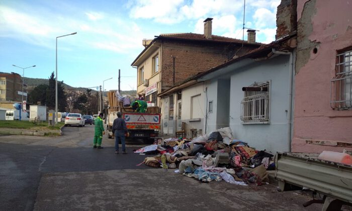 Evden 4 kamyon dolusu çöp çıktı