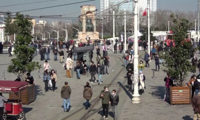 İstiklal Caddesi’nde iğne atsan yere düşmüyor!