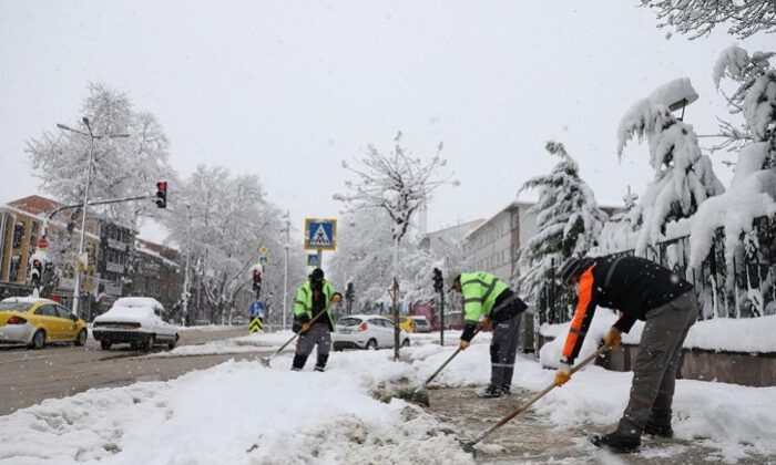 Yollardaki karlar temizleniyor