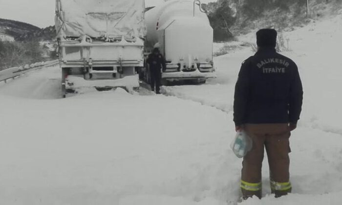 Balıkesir-Bursa yolu ulaşıma kapandı