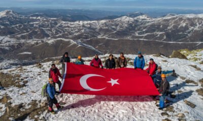 Yıldız Dağı’na tırmanan dağcılar, zirvede Türk bayrağını dalgalandırdı