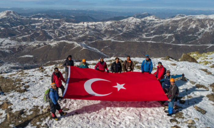 Yıldız Dağı’na tırmanan dağcılar, zirvede Türk bayrağını dalgalandırdı