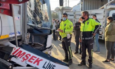 Pendik’te feci kaza: Freni boşalan otobüs tıra çarptı