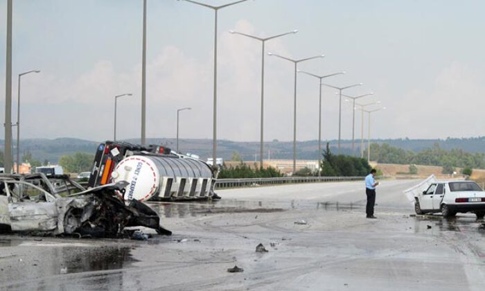 ADANA’DA DEHŞET KAZA: 5 YARALI