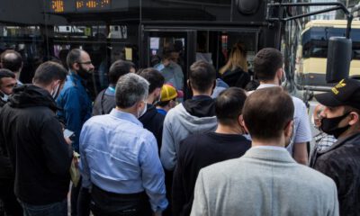 Tedbirler nedeniyle otobüse alınmayan vatandaşlar yolu kapattı