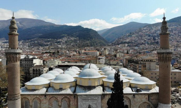 Ulu Cami’ye Ramazan Mahyası Asıldı