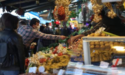 Vatandaşlar Kısıtlama Öncesi Pazarlara Akın Etti