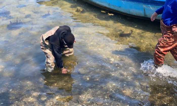 Balıkçıların ağına takılan sütun heyecana neden oldu