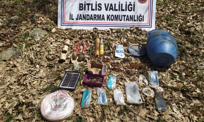 Tatvan’daki iki sığınağın içinde 5 adet el bombası ele geçirildi