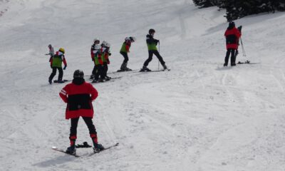 Uludağ’da kayak yapmayı öğreniyorlar