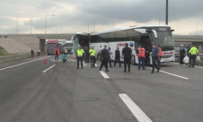 TEM Otoyolunda 2 yolcu otobüsü çarpıştı çok sayıda yaralı var