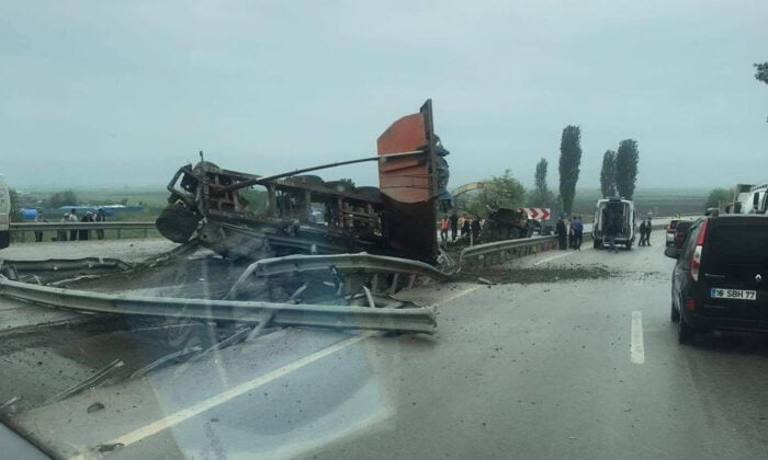 Hafriyat yüklü tır dehşet saçtı!