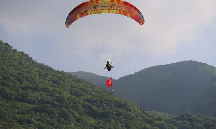 Özgürlük için Uludağ’dan atladılar!