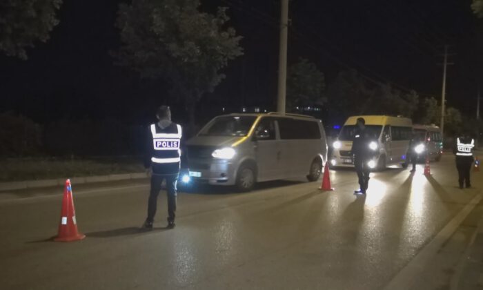 Otomobili polislerin üzerine sürdü