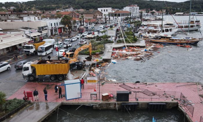 Ayvalık’ta fırtınanın bilançosu işte böyle görüntülendi!