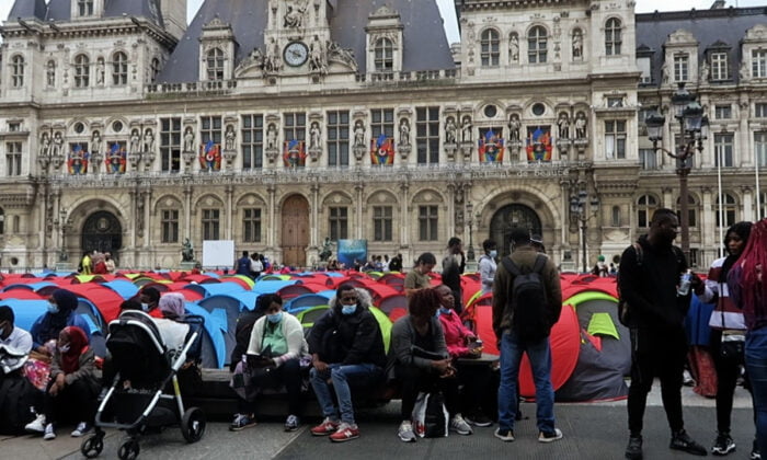 Yüzlerce düzensiz göçmen, Paris’in ortasına çadır kurdu