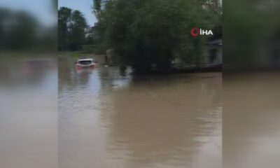 Suya gömülen tek katlı evde mahsur kalan yaşlı kadını itfaiye kurtardı