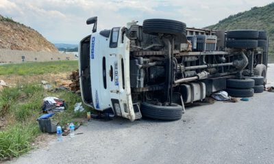 Kereste yüklü kamyon devrildi