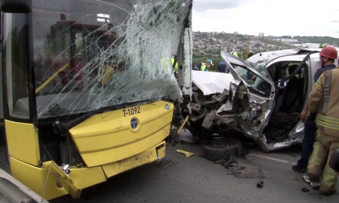 Otobüs ile ticari araç çarpıştı, aracın motoru 100 metre ileriye fırladı