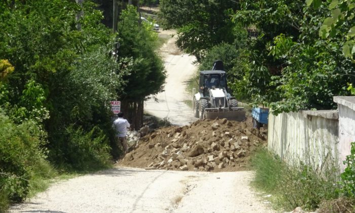 Bana ait dedi köy yolunu kapadı