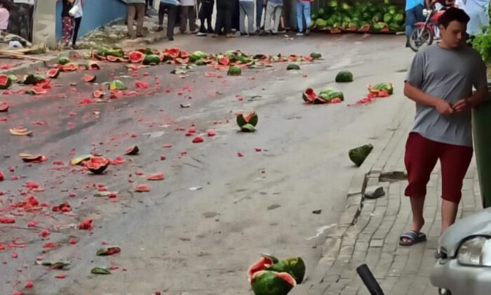 Karpuz kamyonu devrildi, sokaklar kırmızıya boyandı