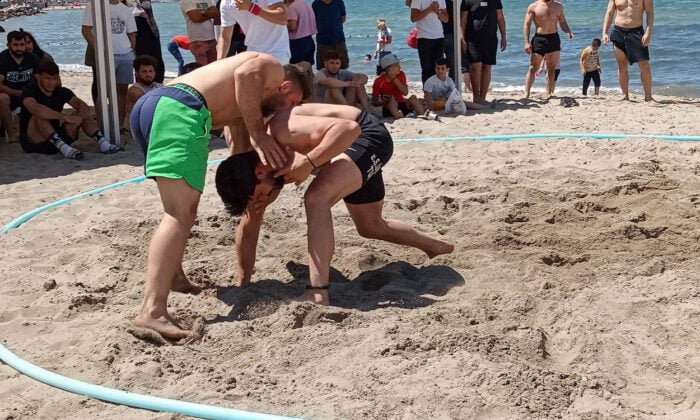 Plaj Güreşi sporcuları Mudanya’da ter döktü