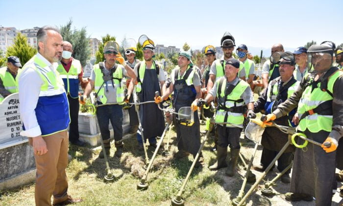 Bursa’da mezarlıklar bayrama hazır